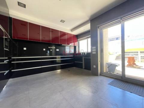 Moradia em banda tipo T4 no centro da cidade | NOVA Imobiliária