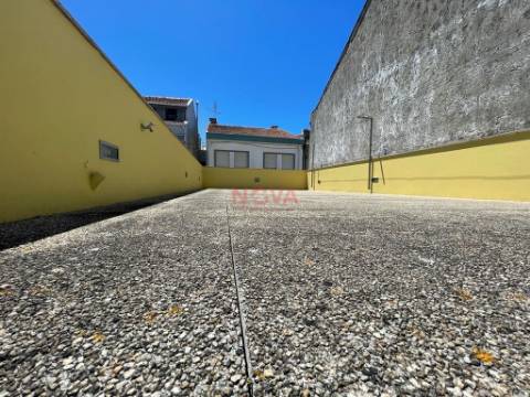 Moradia em banda tipo T4 no centro da cidade | NOVA Imobiliária