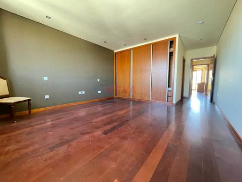 Moradia em banda tipo T4 no centro da cidade | NOVA Imobiliária