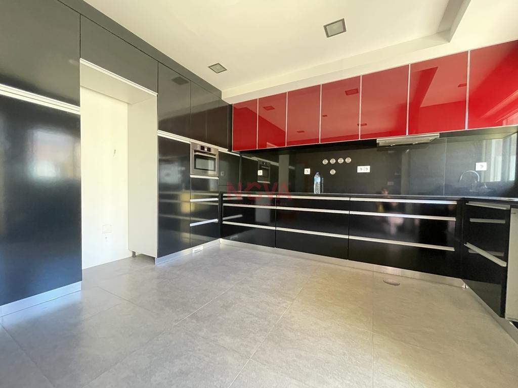 Moradia em banda tipo T4 no centro da cidade | NOVA Imobiliária