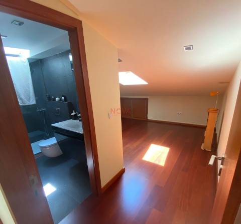 Moradia em banda tipo T4 no centro da cidade | NOVA Imobiliária