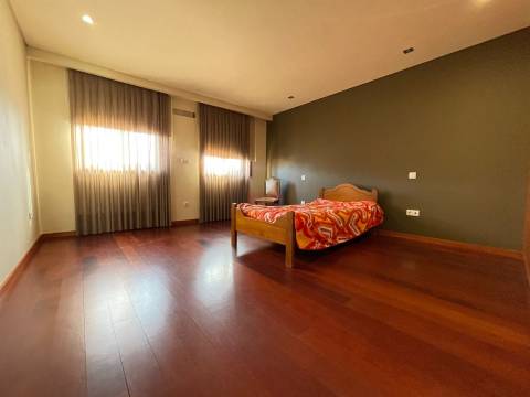 Moradia em banda tipo T4 no centro da cidade | NOVA Imobiliária