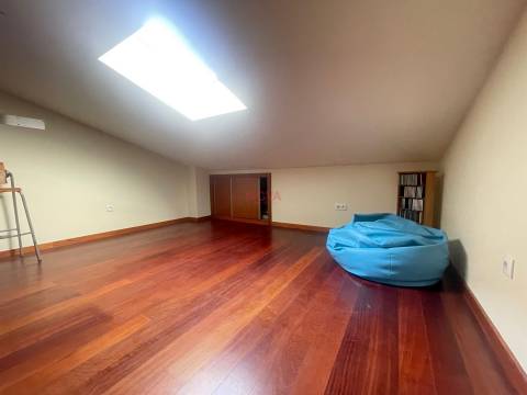 Moradia em banda tipo T4 no centro da cidade | NOVA Imobiliária