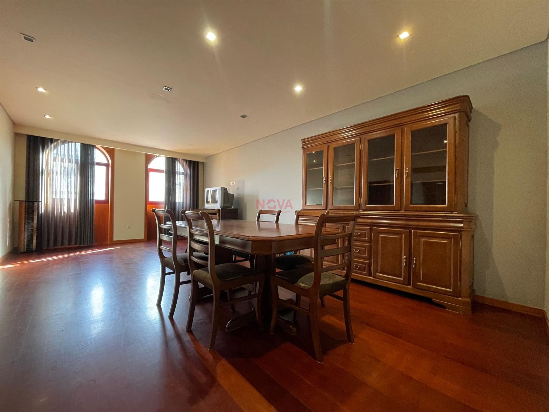 Moradia em banda tipo T4 no centro da cidade | NOVA Imobiliária