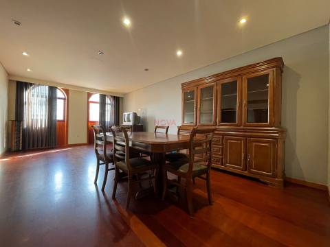 Moradia em banda tipo T4 no centro da cidade | NOVA Imobiliária