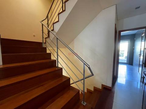 Moradia em banda tipo T4 no centro da cidade | NOVA Imobiliária