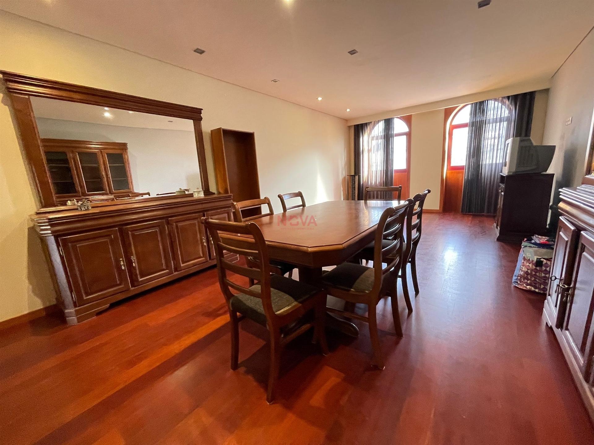 Moradia em banda tipo T4 no centro da cidade | NOVA Imobiliária