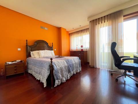 Moradia em banda tipo T4 no centro da cidade | NOVA Imobiliária