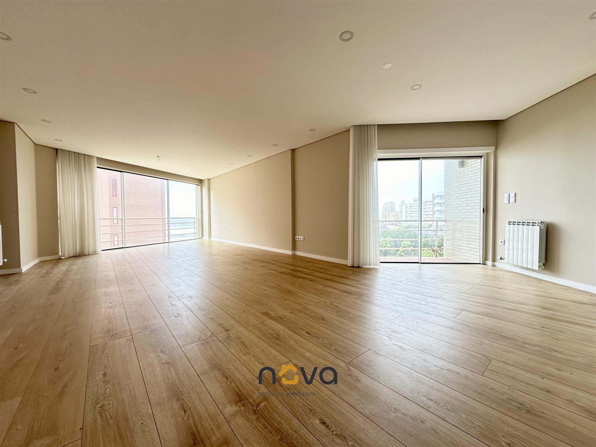 Apartamento T3 remodelado com vistas de mar na Póvoa de Varzim NOVA Imobiliária