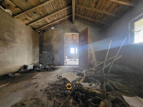 MORADIA T4 PARA RESTAURO EM AGUÇADOURA