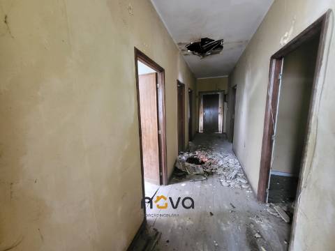 MORADIA T4 PARA RESTAURO EM AGUÇADOURA