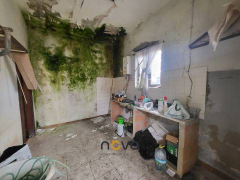 MORADIA T4 PARA RESTAURO EM AGUÇADOURA