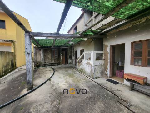 MORADIA T4 PARA RESTAURO EM AGUÇADOURA