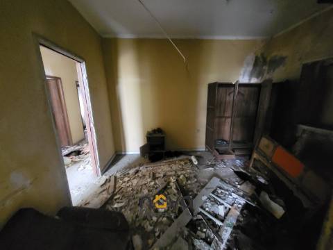 MORADIA T4 PARA RESTAURO EM AGUÇADOURA