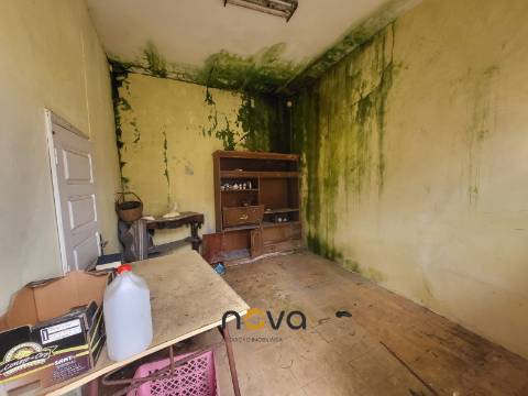 MORADIA T4 PARA RESTAURO EM AGUÇADOURA