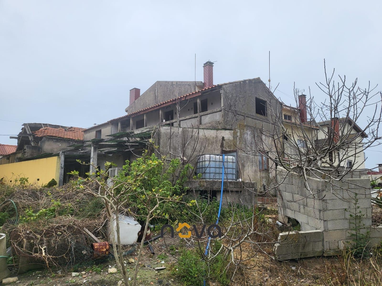 MORADIA T4 PARA RESTAURO EM AGUÇADOURA