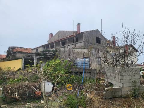 MORADIA T4 PARA RESTAURO EM AGUÇADOURA