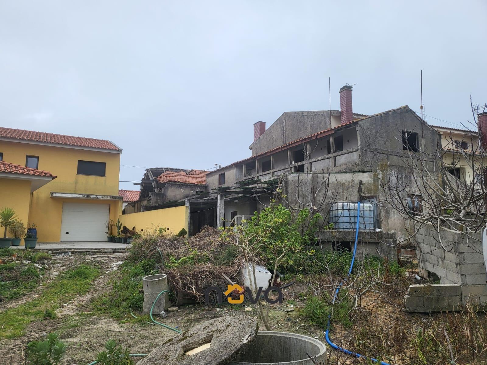 MORADIA T4 PARA RESTAURO EM AGUÇADOURA