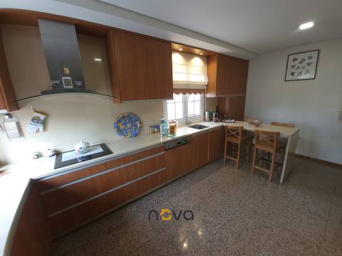 Moradia T4+2 de quatro frentes, próxima da zona balnear