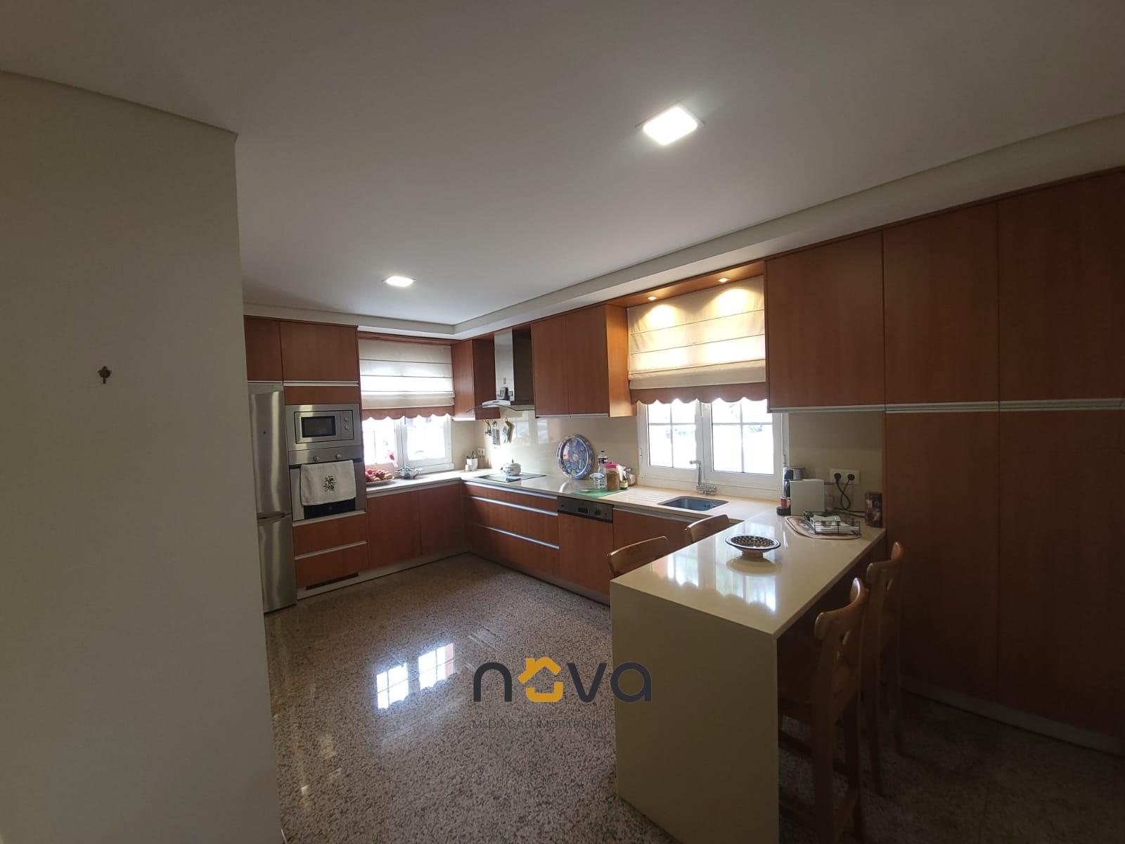 Moradia T4+2 de quatro frentes, próxima da zona balnear