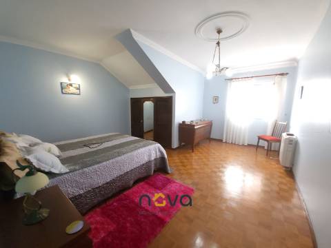 Moradia T4+2 de quatro frentes, próxima da zona balnear