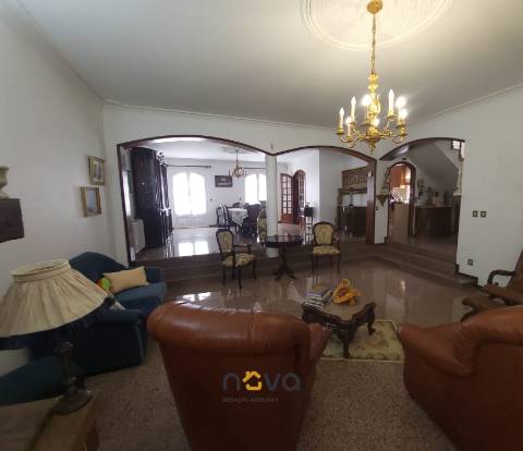 Moradia T4+2 de quatro frentes, próxima da zona balnear