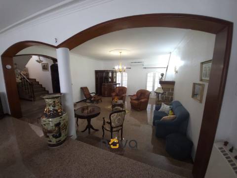 Moradia T4+2 de quatro frentes, próxima da zona balnear