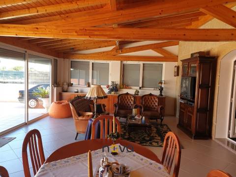 Moradia T4+2 de quatro frentes, próxima da zona balnear