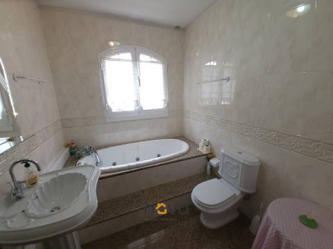 Moradia T4+2 de quatro frentes, próxima da zona balnear