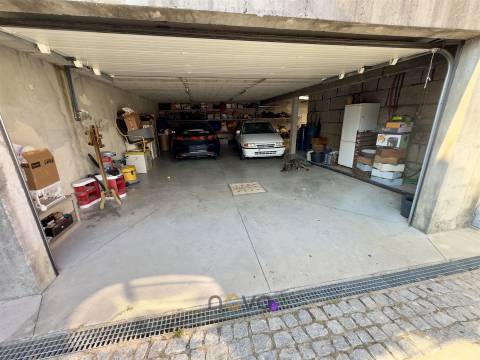 Arcos de Valdevez: T3 com Jardim, Terraço, Cave e Terreno Averbado