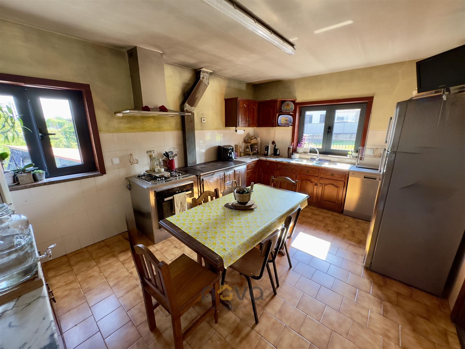 Arcos de Valdevez: T3 com Jardim, Terraço, Cave e Terreno Averbado