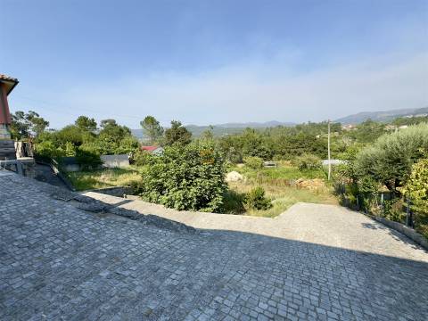 Arcos de Valdevez: T3 com Jardim, Terraço, Cave e Terreno Averbado