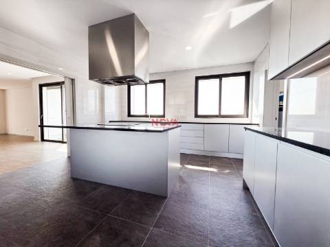 Apartamento T4 Venda em Ramalde,Porto