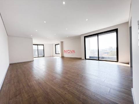 Apartamento T4 Venda em Ramalde,Porto