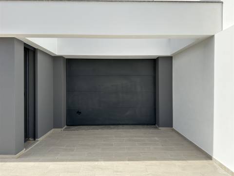 Moradia Unifamiliar de Luxo com Piscina e Jardim