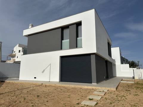 Moradia Unifamiliar de Luxo com Piscina e Jardim