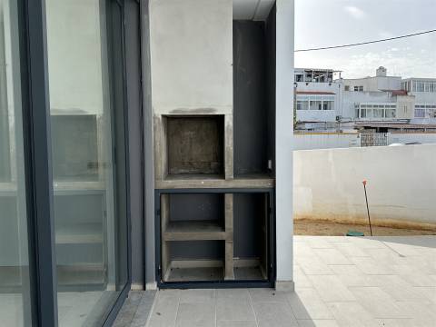 Moradia Unifamiliar de Luxo com Piscina e Jardim