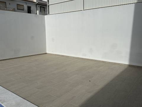 Moradia Unifamiliar de Luxo com Piscina e Jardim