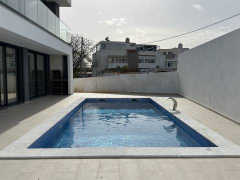 Moradia Unifamiliar de Luxo com Piscina e Jardim