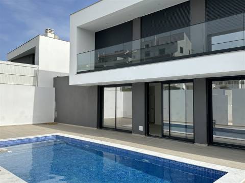 Moradia Unifamiliar de Luxo com Piscina e Jardim