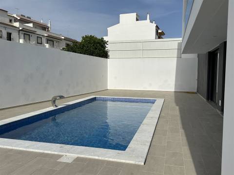Moradia Unifamiliar de Luxo com Piscina e Jardim