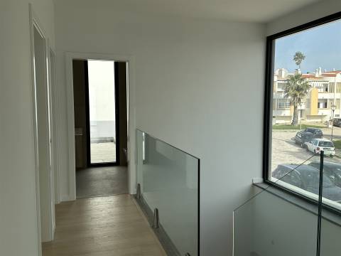 Moradia Unifamiliar de Luxo com Piscina e Jardim