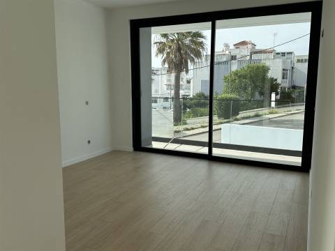Moradia Unifamiliar de Luxo com Piscina e Jardim