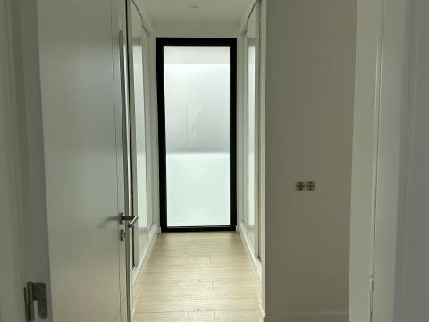 Moradia Unifamiliar de Luxo com Piscina e Jardim