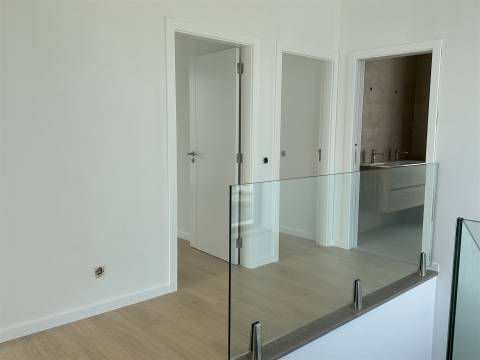 Moradia Unifamiliar de Luxo com Piscina e Jardim