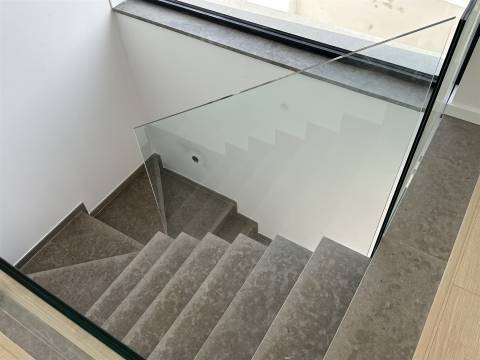 Moradia Unifamiliar de Luxo com Piscina e Jardim