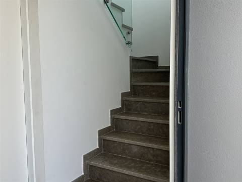 Moradia Unifamiliar de Luxo com Piscina e Jardim