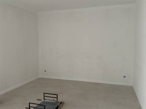 Moradia Unifamiliar de Luxo com Piscina e Jardim