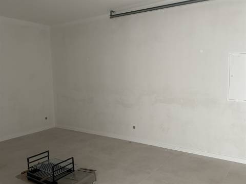 Moradia Unifamiliar de Luxo com Piscina e Jardim