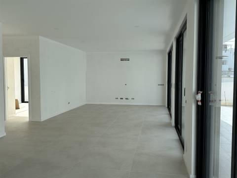 Moradia Unifamiliar de Luxo com Piscina e Jardim